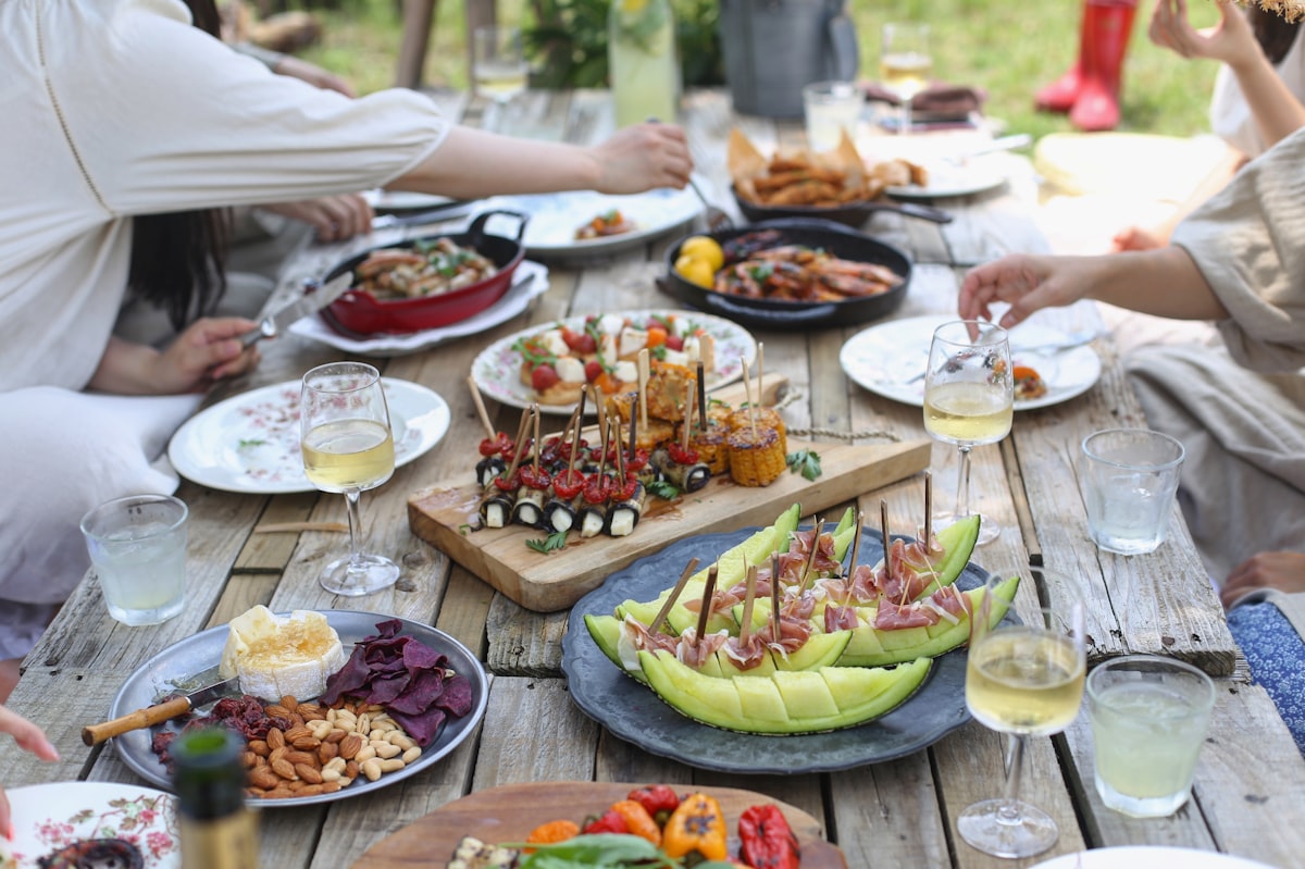 Invigning av ny träaltan — grillkväll med gäster